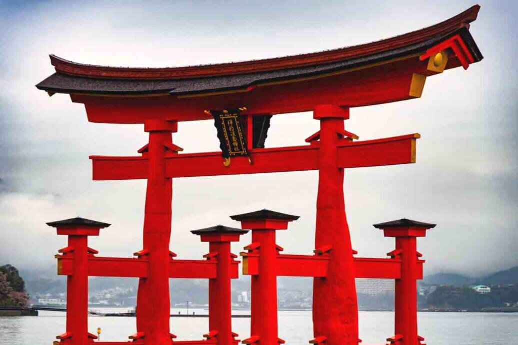 Il grande torii rosso del santuario di Itsukushima parzialmente sommerso nell'acqua. al santuario 