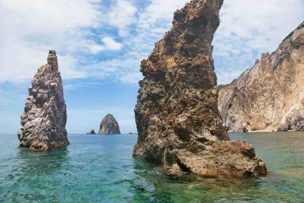 Due alti faraglioni si ergono davanti alle coste dell'Isola di Palmarola chiamati di mezzogiorno.