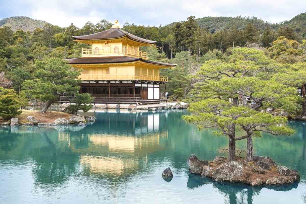 Tempio del Padiglione d'oro di Kyoto in mezzo ad un laghetto e che si riflette sull'acqua.