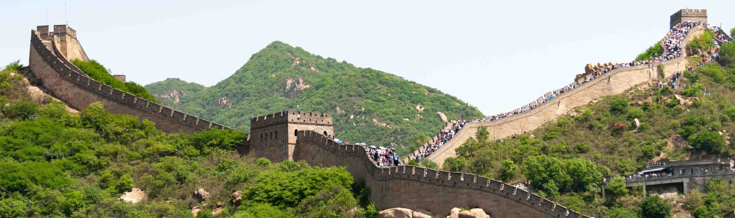 Una muraglia sulle montagne che sale o che scende con tre grandi torrioni.