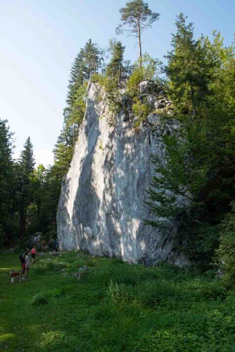 Vicino al Lago di Fusine superiore è situato un grande blocco di roccia trasportato lì dai ghiacciai