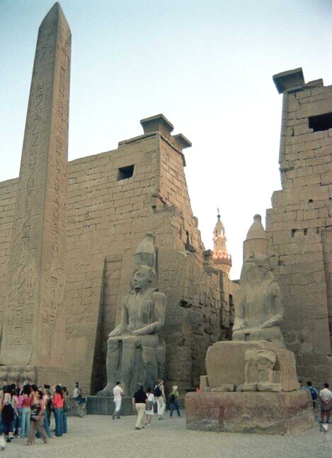 L'ingresso al tempio di Luxor con una parete alta 24 metri con davanti una enorme statua di Ramesse II e un obelisco di granito rosa. 