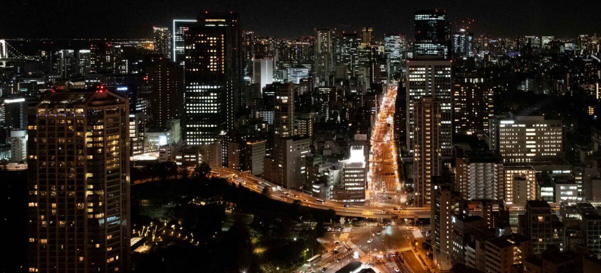 Tokyo illuminata di notte con i suoi grattaceli.