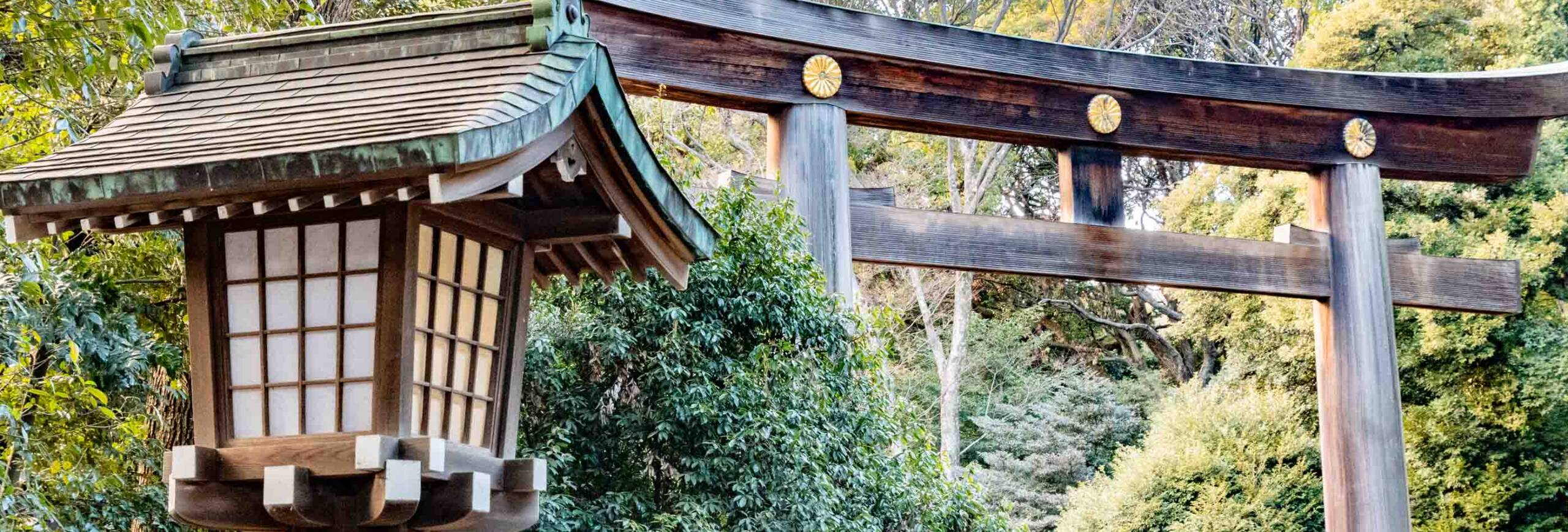 Lanterna in legno e porta torii