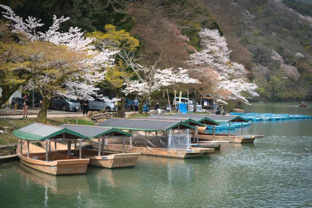 Acune barche stazionano lungo il fiume a Kyoto