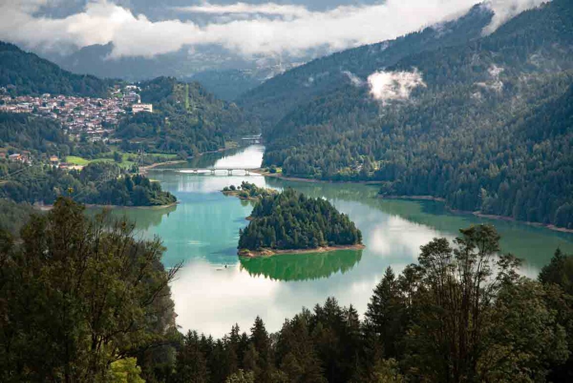 L'isolotto in mezzo al alago a Pieve di Cadore.