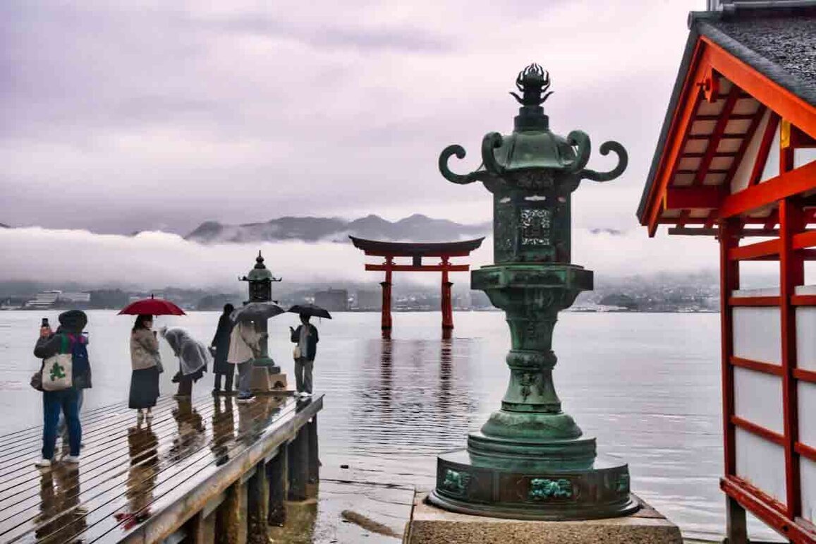 Isola Miyajima_Santuario Itsukushima Jinjia e toriji rosso Un torii rosso che spunta dal mare nell'isola di Miyajima.